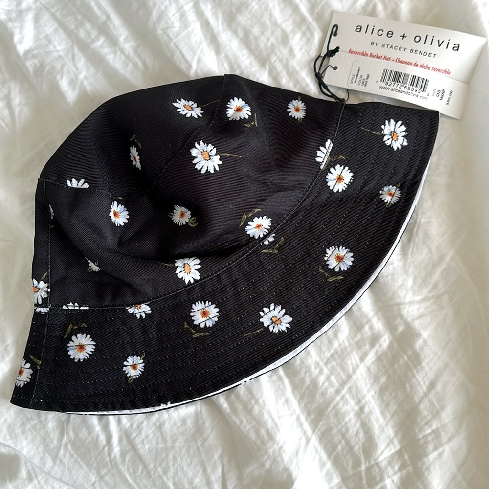 NWT Alice + Olivia // Daisy Bucket Hat